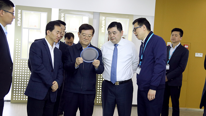 中央统战部副部长徐乐江莅临尊龙时凯参观调研